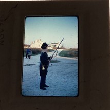 1978 Vintage muzzle loader musket gun power horn keg man pose hold slide Photo - £13.59 GBP