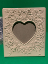 NIB - International Silver Company Ceramic 3.5&quot; x 5&quot; Heart Shape Photo F... - £7.96 GBP