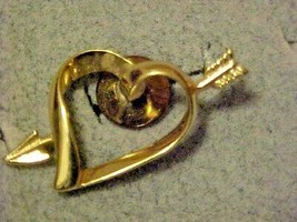 Avon Romantic Lapel Pin Brooch Vintage Gold Tone Arrow Through Heart - £4.27 GBP
