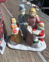 Dickens Collectables Family Caroling 1994 Christmas Village Porcelain - $6.92