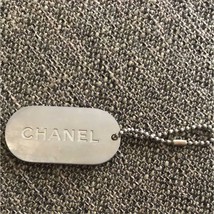 Chanel 2012. Weihnachten Limitierte Neuheit Gold Logo Platte Charm Silber - £168.26 GBP