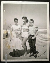 HEDY LAMARR: (HEDY LAMARR CANDID VINTAGE PHOTO 1940,S) RARE CANDID PHOTO - $135.52 CAD