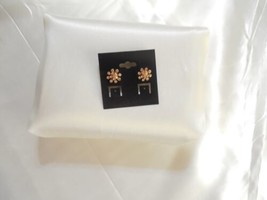 INC  1/2&quot; Gold Tone Peach Crystal Flower Stud  Earrings Y643 - £4.90 GBP