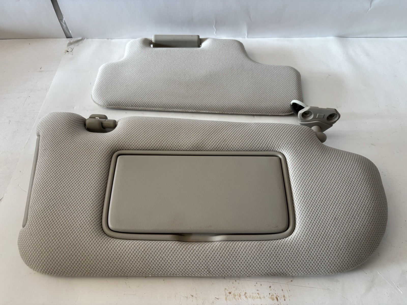 2006 - 2010 INFINITI M35 M45 FRONT RIGHT PASSENGER SUN VISOR SUNVISOR - $42.56