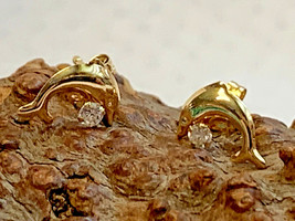 14K Yellow Gold Earrings .33g Jewelry Dolphin Clear Stone Pierced Push Back Stud - £40.17 GBP