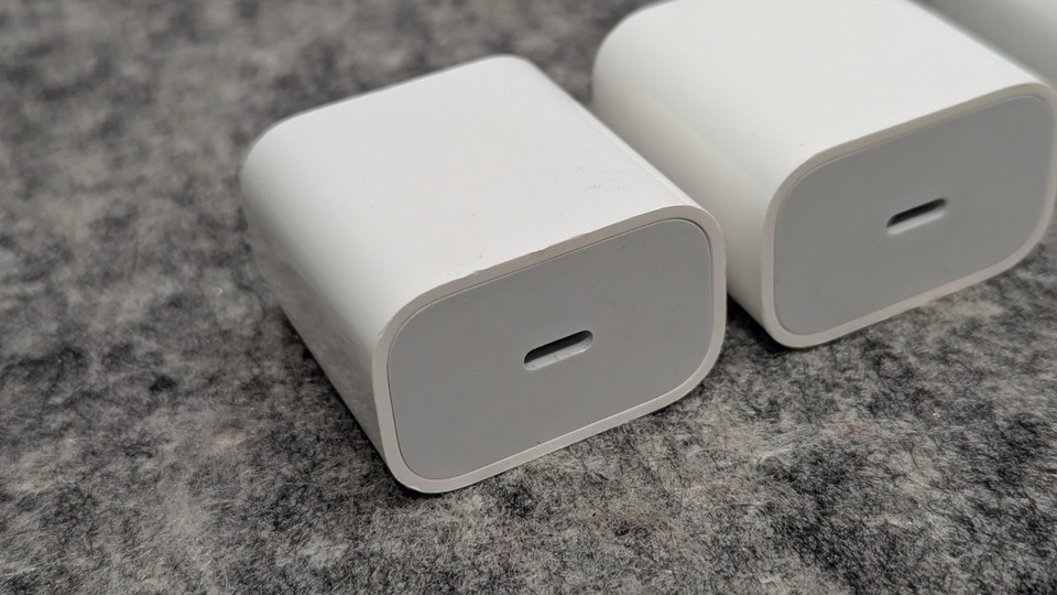 Lot of 4  Apple 20W USB-C Power Adapter iPhone Charger Type C - A2305/A2935 Item image 2