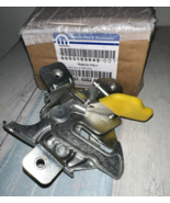 Genuine Mopar Hood Latch 68070282AB - New - $1,625.08 MXN