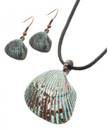 Turquoise copper seashell pendant earrings set - $273.40 MXN