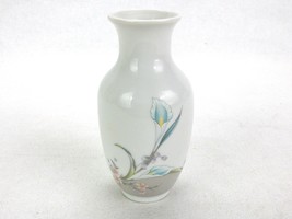 Vintage Porcelain Bud Vase, Lilies &amp; Petunias, Russ Berrie #5008, Made in Japan - £15.62 GBP
