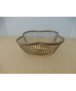 Fun vintage silver tone wire clover shaped fruit basket - $224.64 MXN