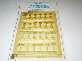 HO SCALE -BACHMANN- 2304- RAILROAD &amp; STREET SIGNS- 24 PIECES - NEW- H76 - €2,39 EUR