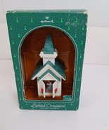 1984 Hallmark Keepsake Ornament Lighted Village Church - $228.92 MXN