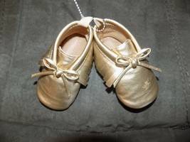 Old Navy Baby Moccasins Gold Metallic Slippers Size 3/6 Months EUC - £12.25 GBP