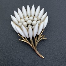 Vintage Gold Tone Lucite White Flower Pin Brooch: Crown Trifari - £45.52 GBP