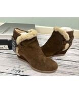 Aquatalia Women’s Christa Suede Weatherproof Faux Fur Trim Wedge Booties... - €126,63 EUR