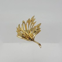 Vintage Gold Leaf Brooch Pin Autumn Jewelry 2.5&quot; - £15.91 GBP