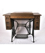 *Vintage SINGER Sewing Machine Table &amp; Sewing Machine w. Accessories - $13,814.30 MXN
