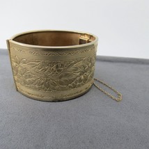 Vintage Vargas Bangle Bracelet 1.5&quot; Wide Gold Tone Hinged Floral Pattern... - £7.95 GBP