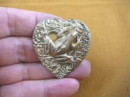 (b-frog-157) Frog pond sitting baby frog on heart brass pin pendant amph... - $337.38 MXN