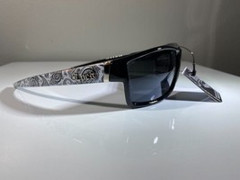 men&#39;s sunglasses with black lenses and white and black bandana side arms - $180.84 MXN