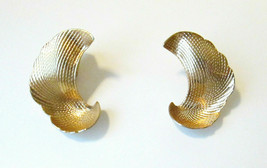 Vtg Signed Avon 1981 SOFT SWEEP Clip On Earrings w Box Gold Tone Texture... - $10.00