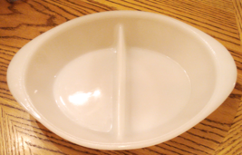 McKEE GLASBAKE SPLIT CASSEROLE Divided Oven Baking Dish Milk Glass PEBBL... - $9.85