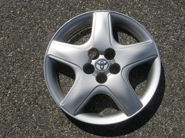 One Factory 2003 2004 Toyota Matrix 16 inch hubcap wheel cover 42621-AB080 - £39.56 GBP