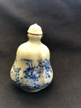 A CHINESE SIGNED ANTIQUE PORCELAIN SNUFF BOTTLE - £74.45 GBP