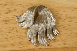 Vintage Costume Jewelry Silver Tone MONET Brooch Pin Curled Abstract Feather - £11.86 GBP