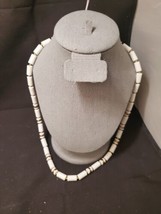 Vtg Avon Summerset Necklace White Beads With Gold Accents - £6.33 GBP