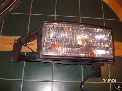 1996 SEDAN DEVILLE RIGHT HEADLIGHT WITH BRACKET OEM USED CADILLAC 1995 - $178.19