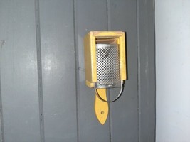 Vintage Tilso Yellow Wooden Wood Cheese Spice Grater Hanging Box 8&quot; x 3&quot; - $441.78 MXN