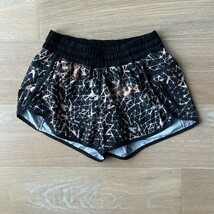 Lululemon Tracker Short III 4-way Stretch Star Crushed Multi / Black sz 6 - $39.99