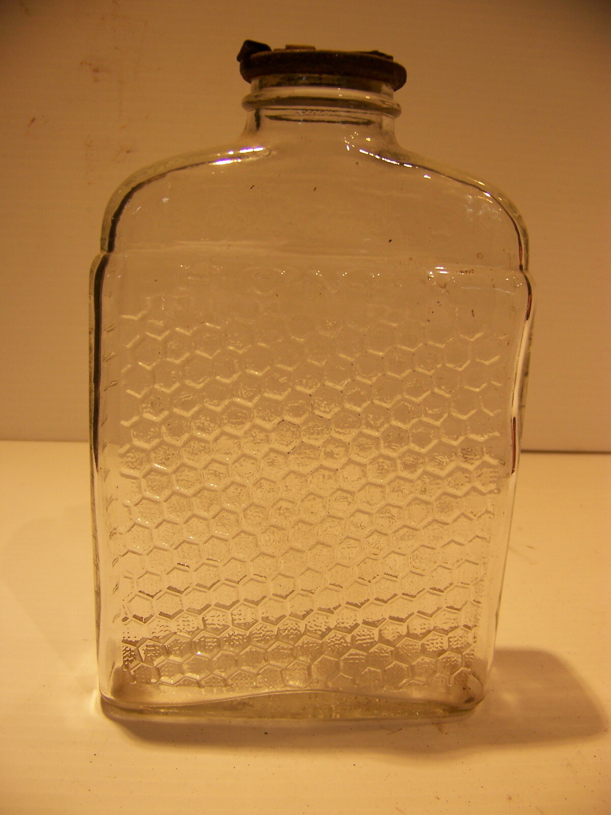 VINTAGE LAKE SHORE HONEY BOTTLE WITH NO DRIP METAL LID HONEYCOMB DESIGN - £34.13 GBP