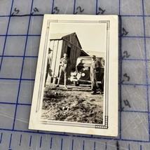 1920s Photograph Three Men And A Car One Holding Rifle Wearing Overalls ... - $115.83 MXN