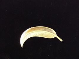 Vintage Feather Gold Tone Brooch Pin  2.5&quot; long - £6.32 GBP