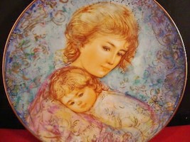 Knowles-Edna Hibel Mother&#39;s Day Plate for 1984 &quot;Abby and Liss&quot; NIB with certs - £42.81 GBP