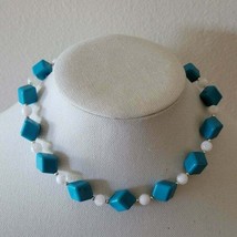 Vintage Blue and White Cubed Necklace - $182.44 MXN