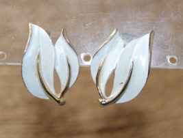 Sarah Coventry White Shimmer Floral Enamel Clip On Earrings L R Marks Vintage - £3.87 GBP