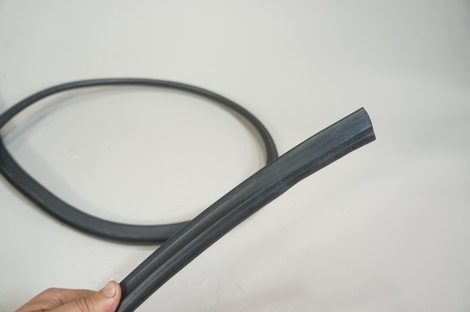 07-2013 mercedes w221 s600 s550 front under hood support weath seal A2216280598 Item image 8