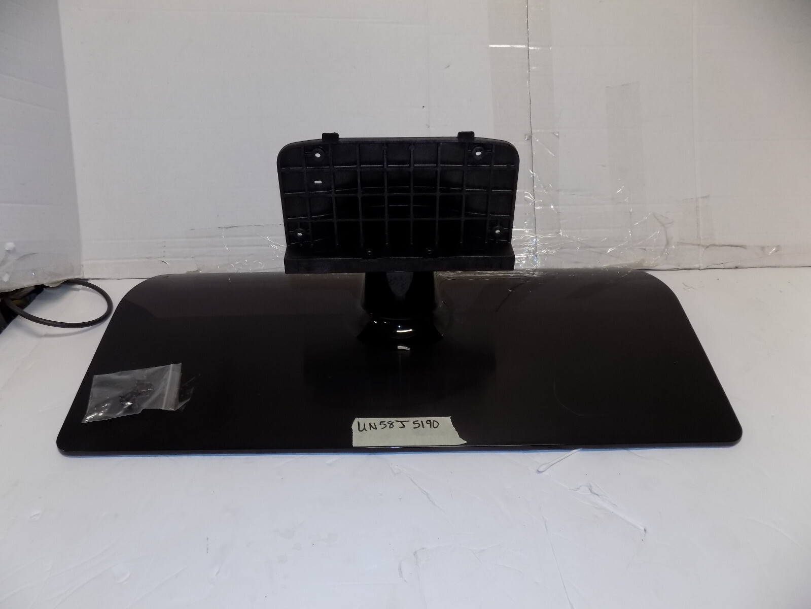 58&quot; SAMSUNG UN58J5190AF TV STAND WITH SCREWS - $47.02