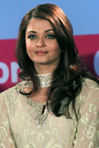 Aishwarya Rai 11x17 Mini Poster Candid Pose Smiling In Green Gown - $12.99