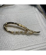 VINTAGE OVAL FAUX PEARLS GOLD TONE BROOCH - $205.27 MXN