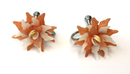 Vintage Mid Century Mod Flower Earrings Orange &amp; White Clip On Screw Back - £15.62 GBP