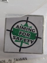 AIMING FOR SAFETY CANADA CANADIAN LAPEL PIN NOS NIP HUNTING CLUB WEAR - £15.71 GBP