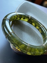 Vintage Unique Mossy Green Infused Plastic w Thin Goldtone Wire Wrap Bangle Brac - £18.65 GBP