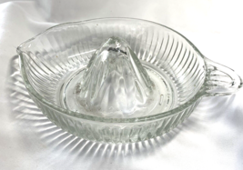 Vintage Ribbed Glass Citrus Juicer Reamer Clear Glass Bottom Texture Spout - £12.85 GBP
