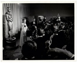 *LILLIAN Gish Receives an Honorary Academy Award at 43rd Academy Awards (1971) - £35.38 GBP