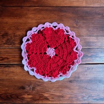 Red Blossom Heart Crochet Candle Mat - $342.12 MXN
