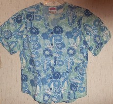NEW WOMENS BLUE FLORAL PRINT SCRUBS TOP  SIZE M - $18.65